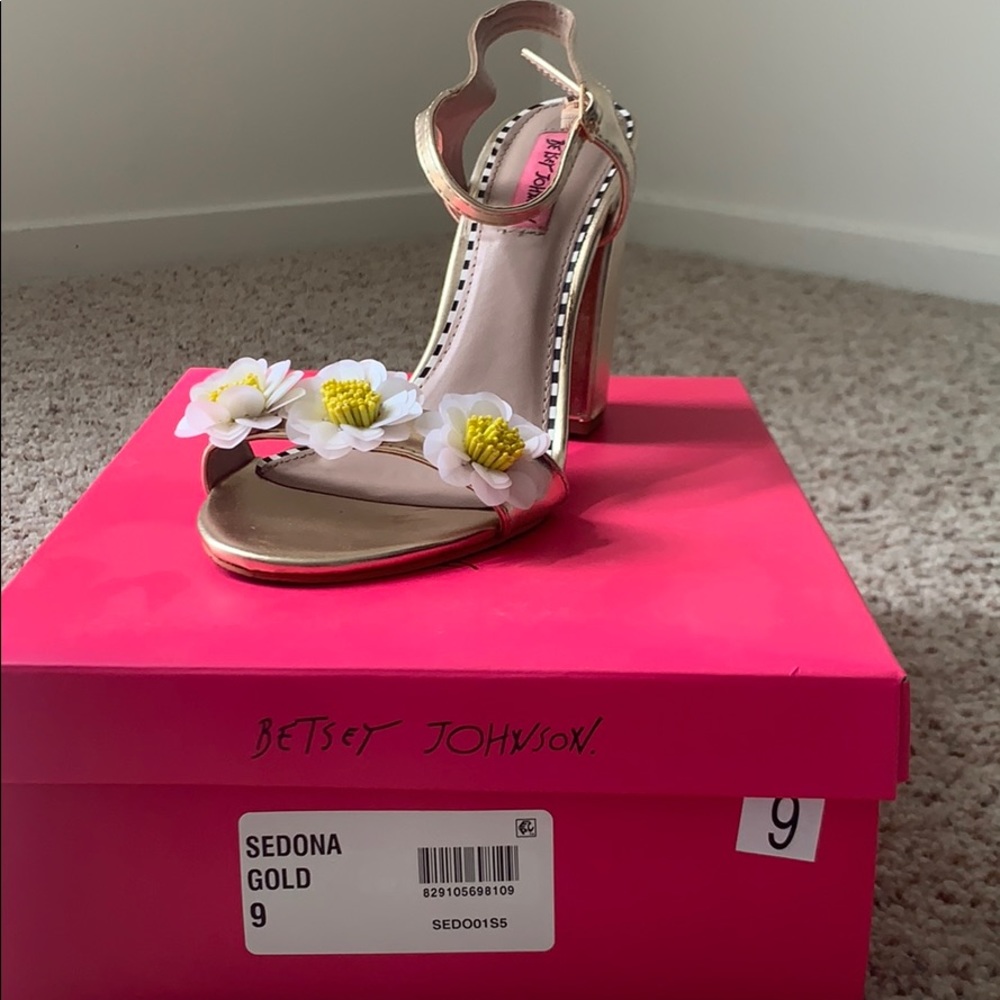 Betsy Johnson Sedona Gold Sandal. Size 9